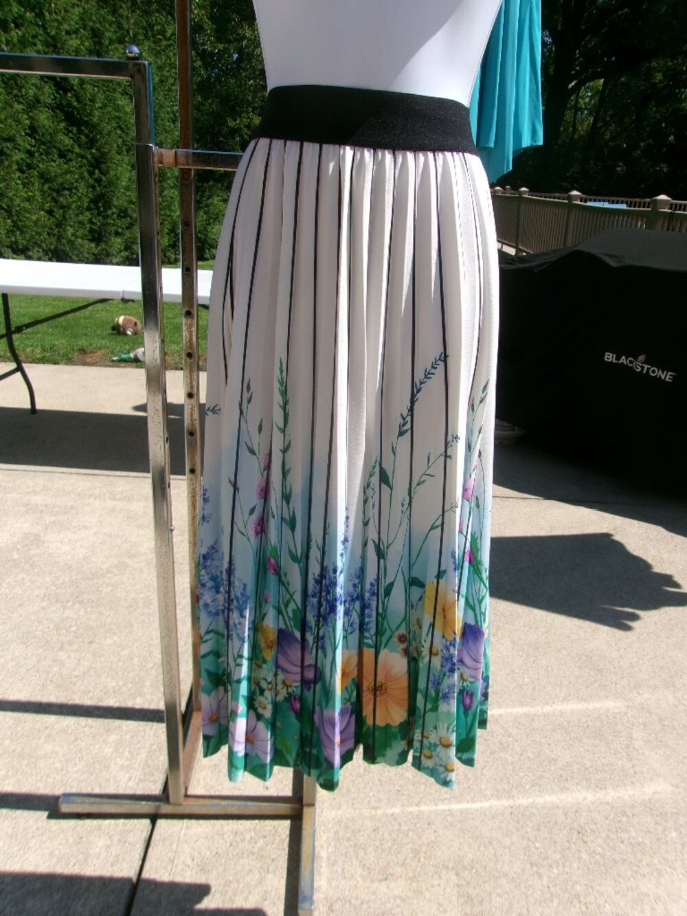 NWT METROWEAR WHITE FLORAL PLEATED SKIRT L